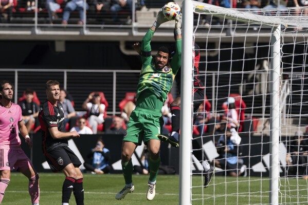 Su rez scores twice in second half leading Miami past DC United